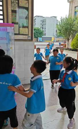 学生在校园里的积分娃娃机前排队