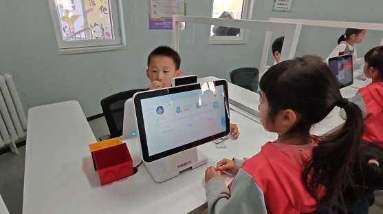 学生在儿童银行终端上办理积分存取